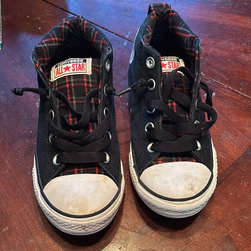 Converse All Star Black and Red Low-Top Sneakers Boys Size 2 Used